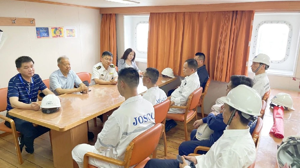 “世界海員日”專(zhuān)題 | 江蘇遠(yuǎn)洋開(kāi)展“江遠(yuǎn)蘭州”輪船員慰問(wèn)活動(dòng)