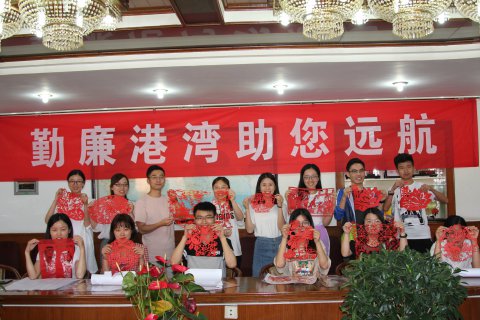 廉潔窗花裝扮我心——公司紀(jì)委組織新入職員工剪廉潔窗花活動(dòng)