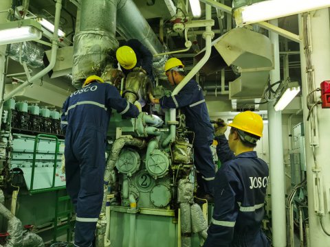 “兩在兩同”建新功，遠(yuǎn)洋一線黨旗紅 | 一場與八級海上風(fēng)暴的“終極賽跑”